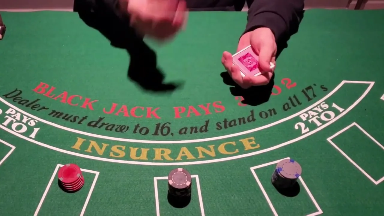 Mesa de blackjack online con crupier en vivo y zapato de varias barajas