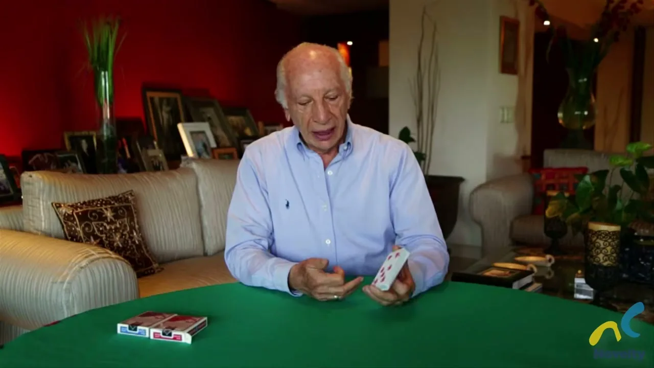 Reglas del blackjack: mesa de 21 con cartas repartidas